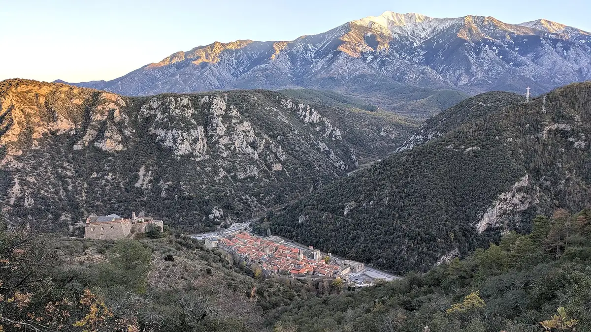 Villefranche-de-Conflent et le Canigou Villefranche-de-Conflent et le massif du Canigou, avec le fort Libéria sur la crête