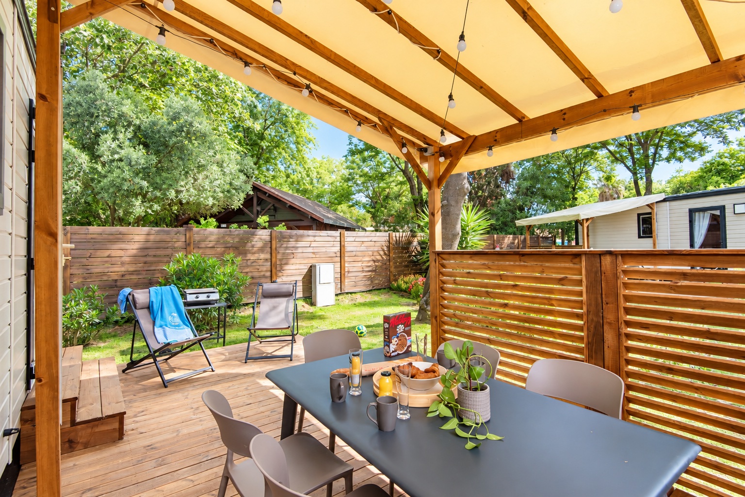 Mobil-home Cosy Garden – petit dejeuner en terrasse